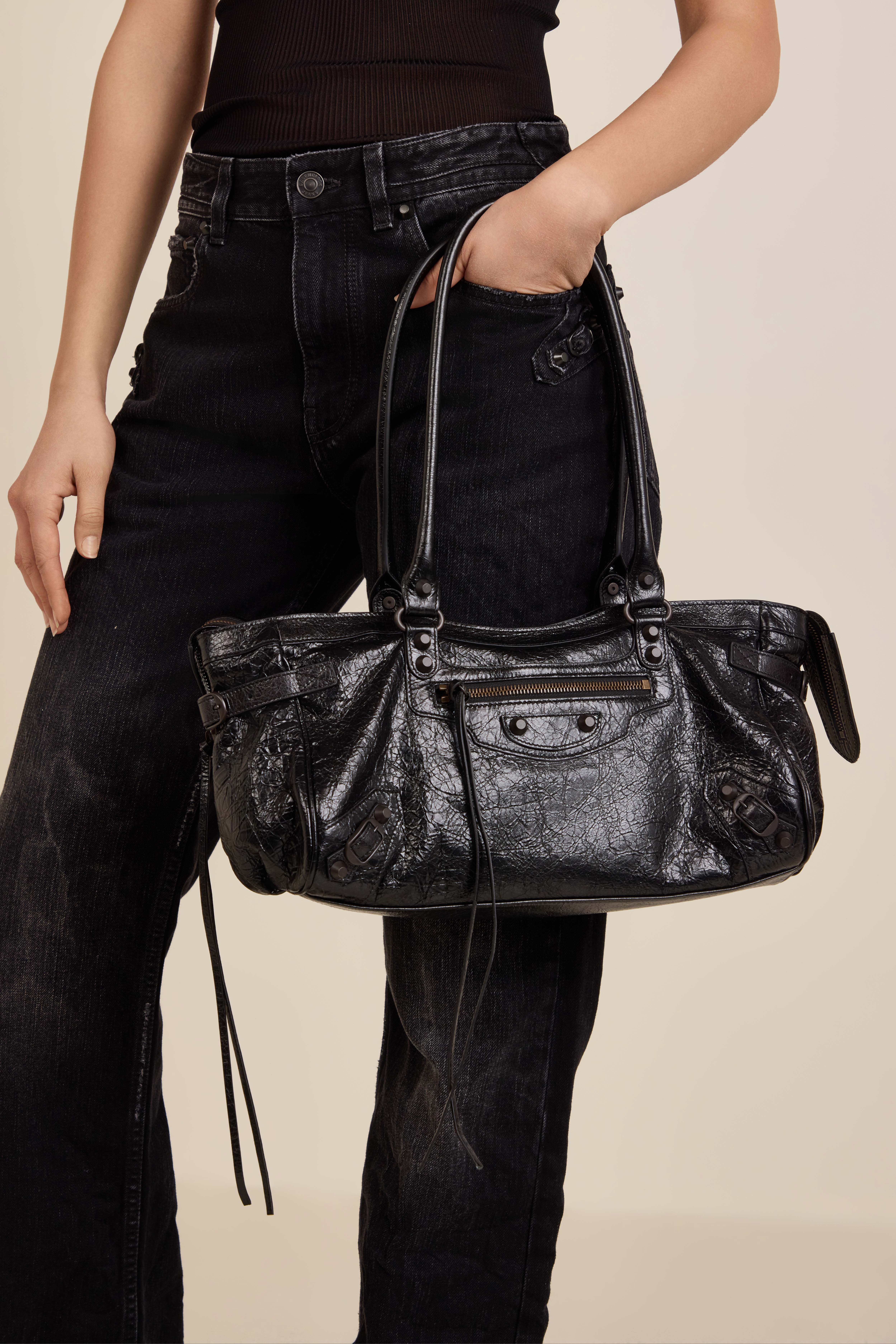 תמונת כל הלוק של תיק כתף מעור